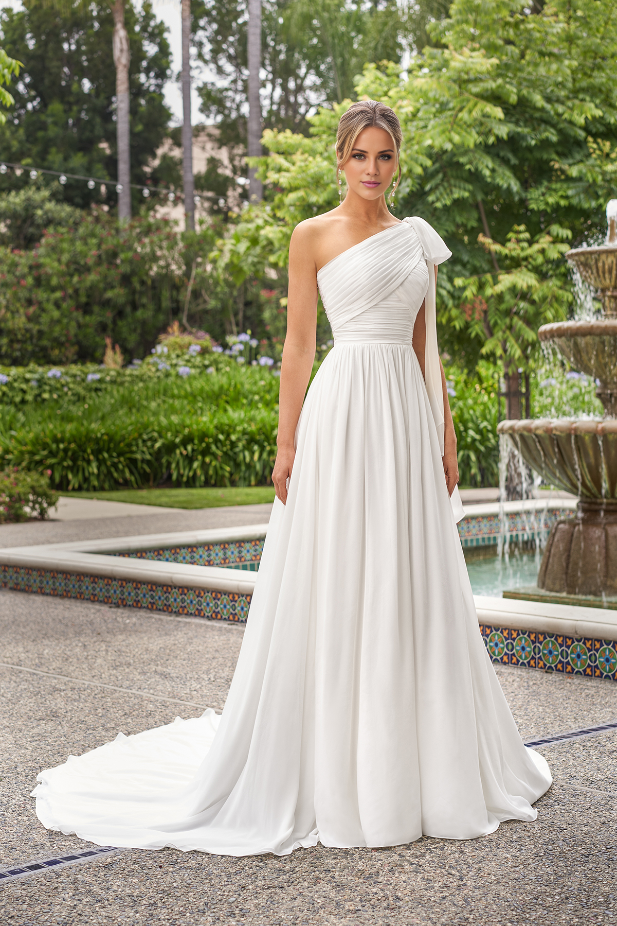 Abito da sposa monospalla con fiocco in chiffon plissettato a trapezio